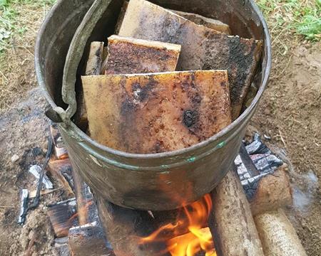 Guss einer Bienenkorbglocke in Stolzemburg