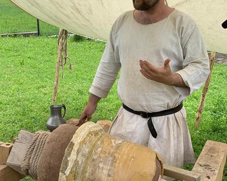 Guss einer Bienenkorbglocke in Stolzemburg