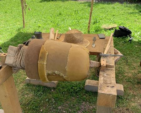 Guss einer Bienenkorbglocke in Stolzemburg